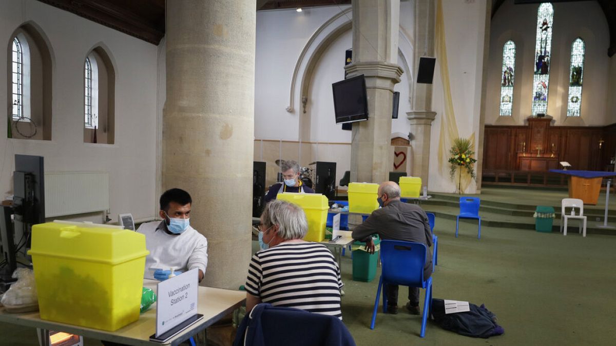 Ακόμα και σε ναούς γίνονται εμβολιασμοί στο Λονδίνο