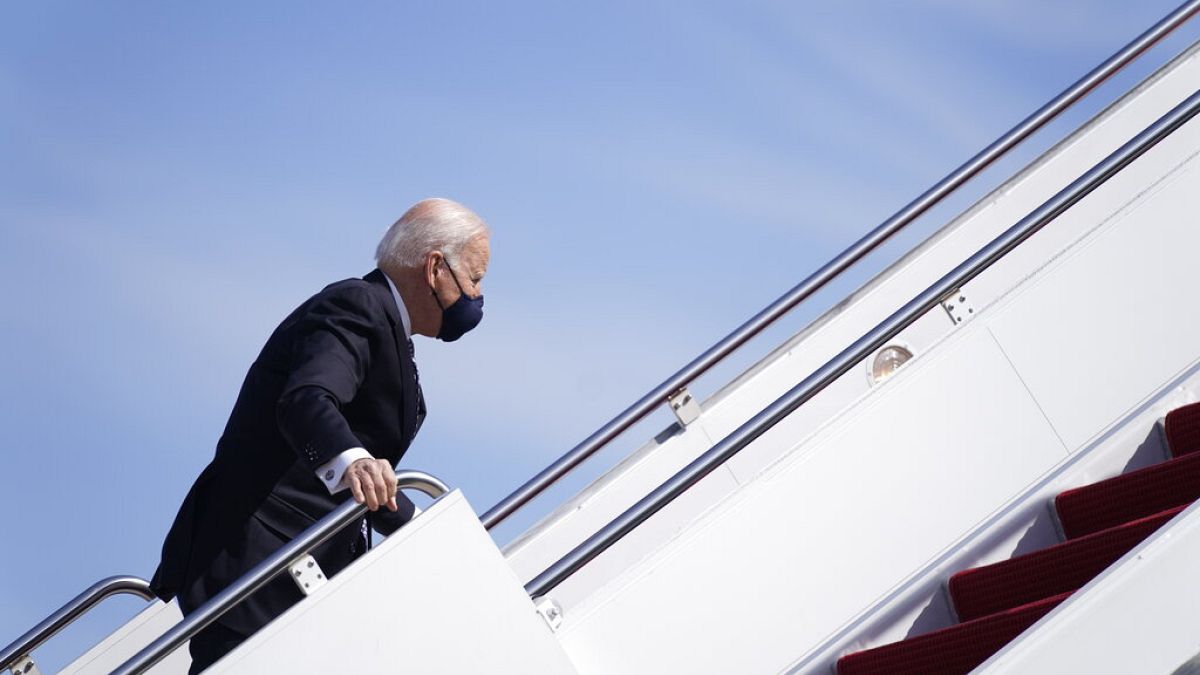 ABD Başkanı Biden uçağına binerken merdivenlerde düştü