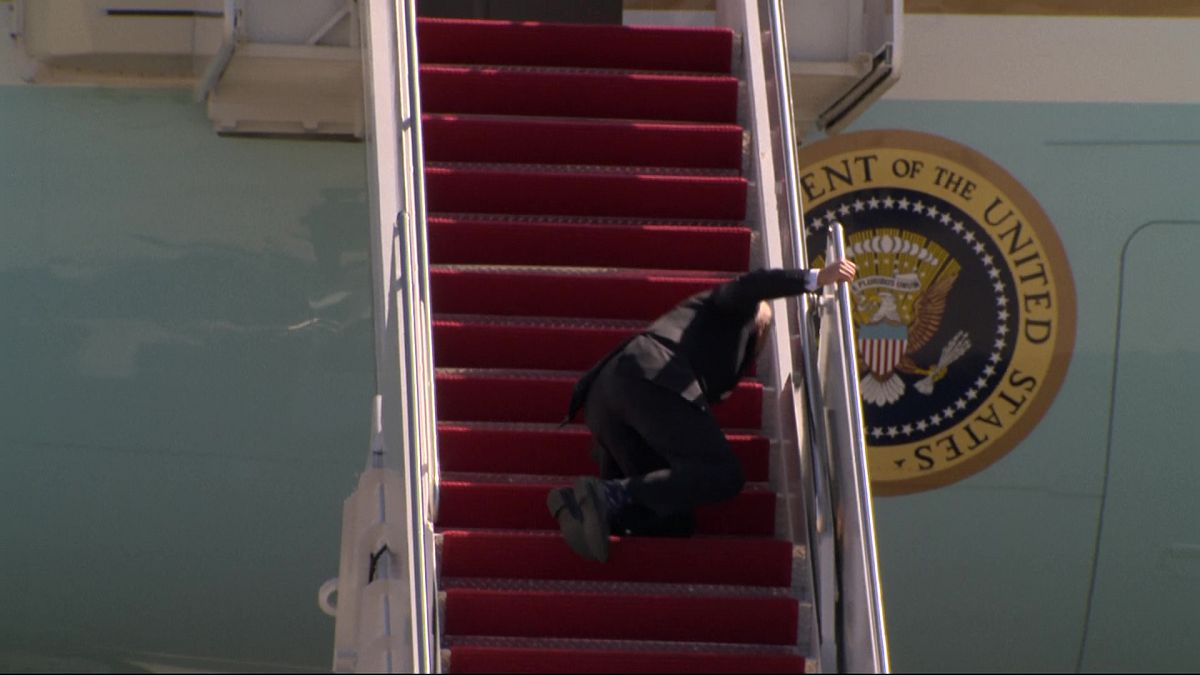 الرئيس الأمريكي يتعثر أثناء صعوده سلم الطائرة الرئاسية