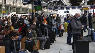 Cientos de personas aguardan un tren para abandonar París en la Gare de Lyon el viernes 19 de marzo de 2021.