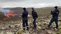 Agentes da Guarda Costeira Islandesa observam a erupção em Reykjanes