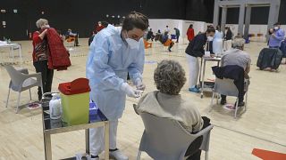 В Италии возобновились прививки "АстраЗенекой"