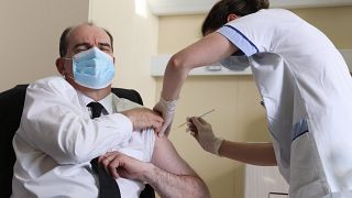 Jean Castex francia miniszterelnököt beoltják az AstraZeneca koronavírus elleni szérumával Párizsban 2021. március 19-én