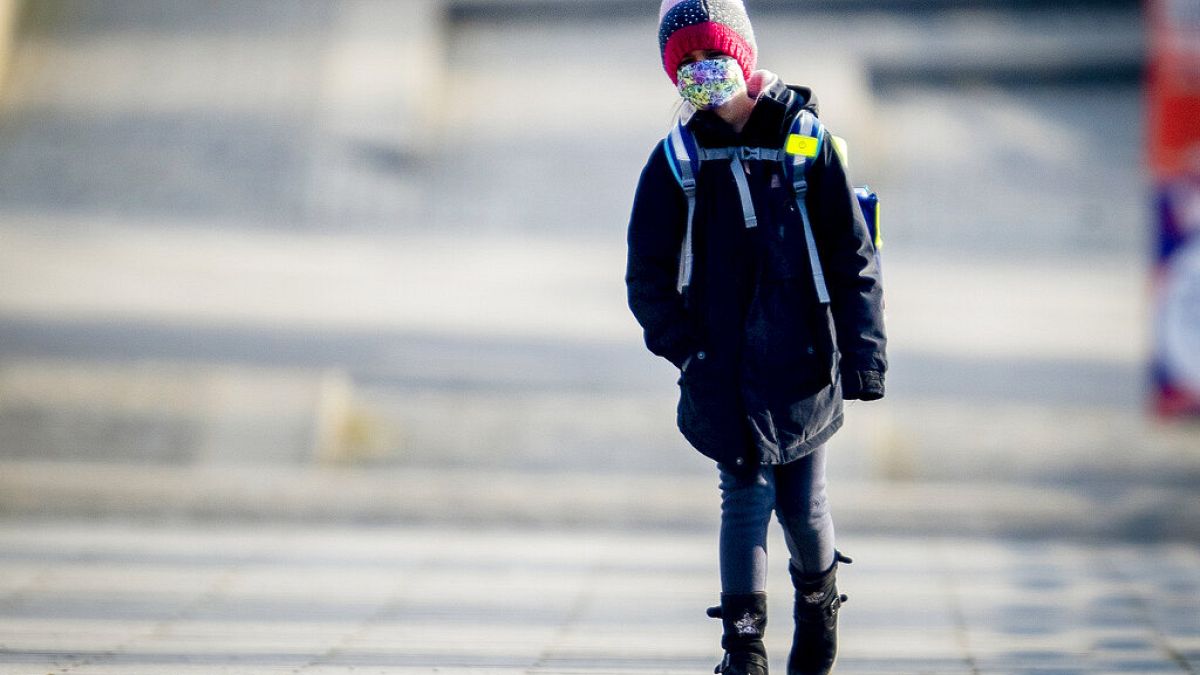 Kind mit Maske auf dem Schulweg in Frankfurt 