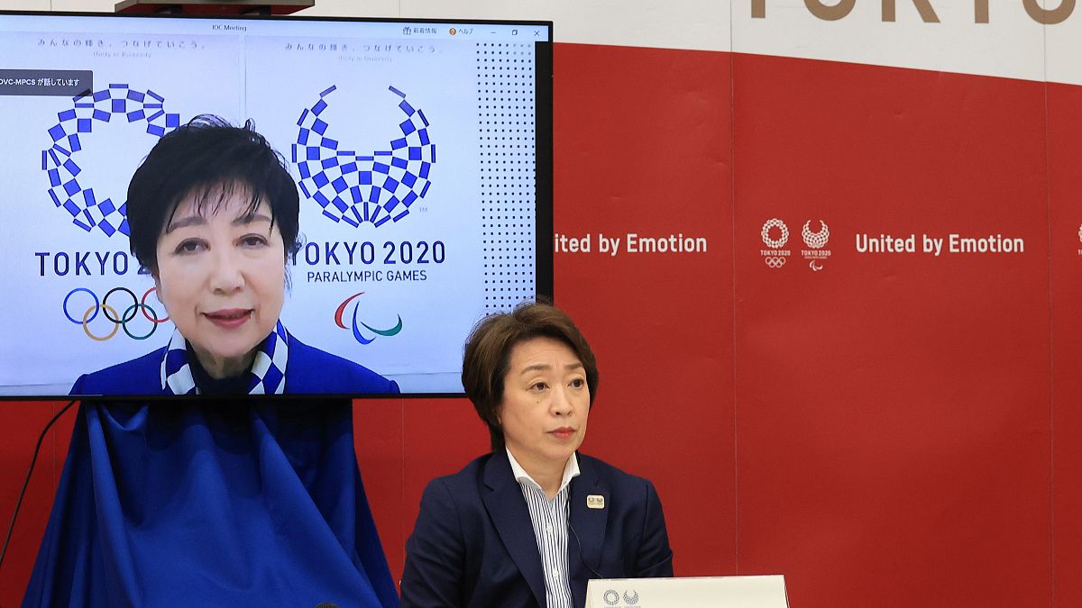Hasimoto Szeiko, a 2020-as tokiói nyári olimpiát és paralimpiát előkészítő bizottság elnöke Juriko Koikének, Tokió kormányzójának a beszédét hallgatja 