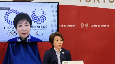 Hasimoto Szeiko, a 2020-as tokiói nyári olimpiát és paralimpiát előkészítő bizottság elnöke Juriko Koikének, Tokió kormányzójának a beszédét hallgatja 