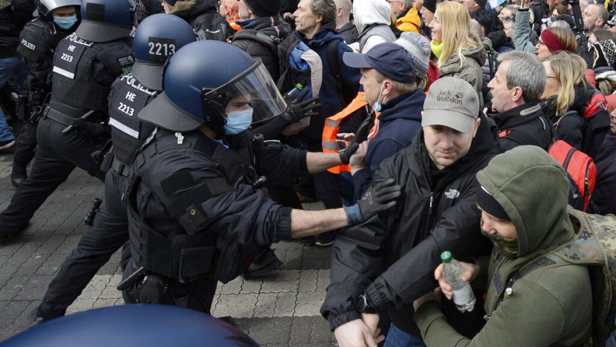 Auseinandersetzungen zwischen Querdenkern und Polizei in Kassel