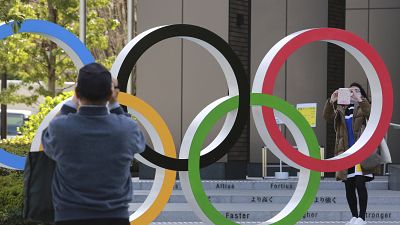 Die olympischen Ringe auf dem Takao-Berg bei Tokio sind nun sichtbar