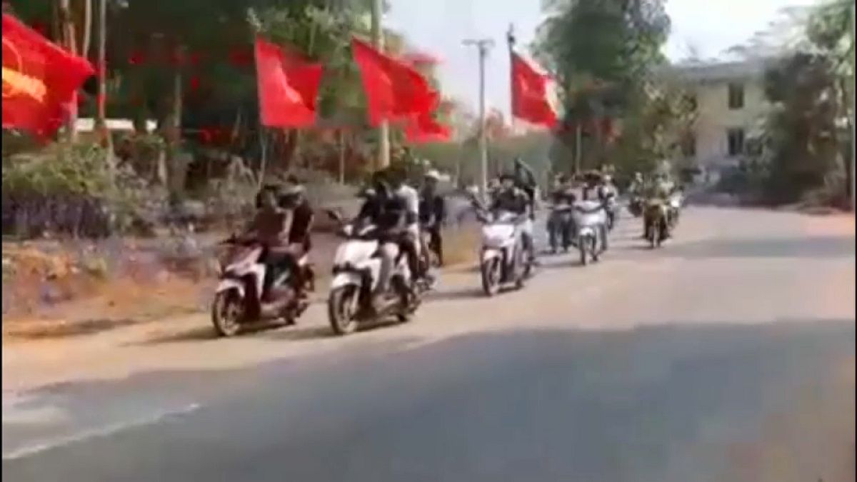 متظاهرون مناهضون للانقلاب يحتجون بال دراجات النارية في داوي- ميانمار.