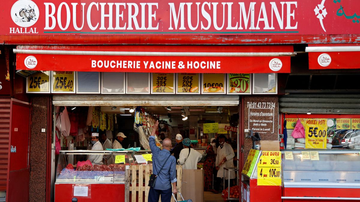قصابة لبيع اللحوم الحلال في باريس- فرنسا