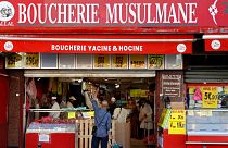 قصابة لبيع اللحوم الحلال في باريس- فرنسا