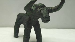 صنم ثور برونزي صغير عثر عليه في موقع أولمبيا القديم في اليونان بعد تساقط أمطار كثيفة.