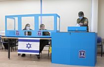جندي إسرائيلي يدلي بصوته في قاعدة عسكرية بالقرب من بلدة كفر قرع العربية، وسط إسرائيل.