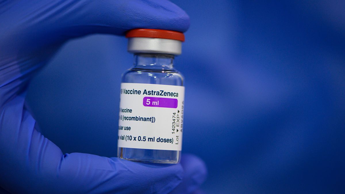 A drezdai vásárcsarnokban kialakított oltópont egyik munkatársa fogja az AstraZeneca vakcinájának ampulláját 2021. március 20-án.