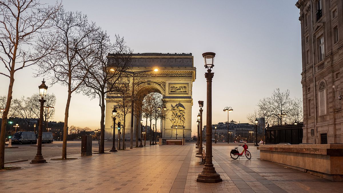 Imagen de la avenida de los Campos Elíseos, en París, completamente vacía.