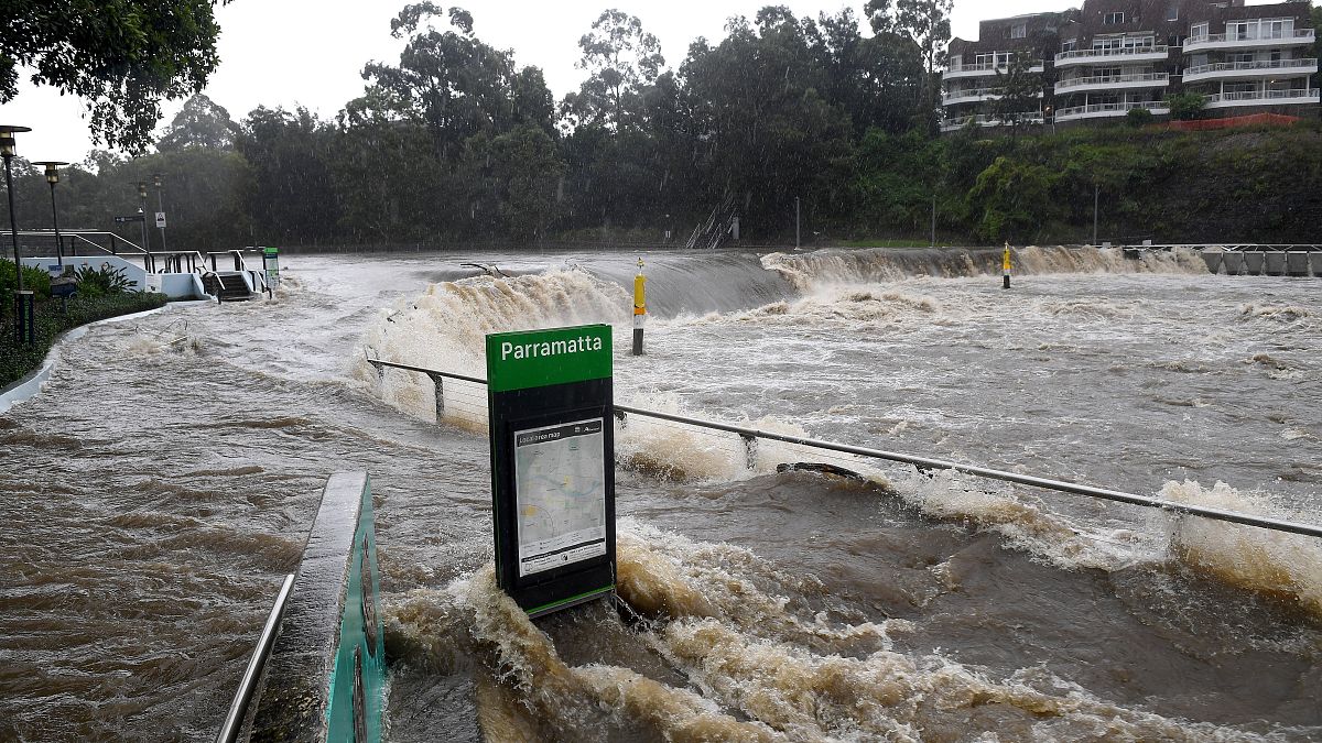 A megáradt Parramatta folyó kilépett medréből Sydney Parramatta elővárosában 2021. március 20-án. 