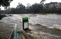 A megáradt Parramatta folyó kilépett medréből Sydney Parramatta elővárosában 2021. március 20-án. 