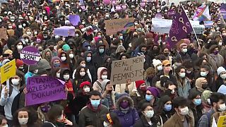 Les femmes turques manifestent contre le retrait de la Turquie de la convention d'Istanbul