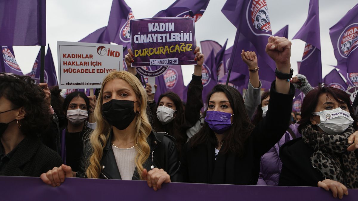 Imagen de la manifestación contra la retirada del pacto contra la violencia machista que recorrió el sábado un barrio de Estambul.