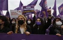 Imagen de la manifestación contra la retirada del pacto contra la violencia machista que recorrió el sábado un barrio de Estambul.
