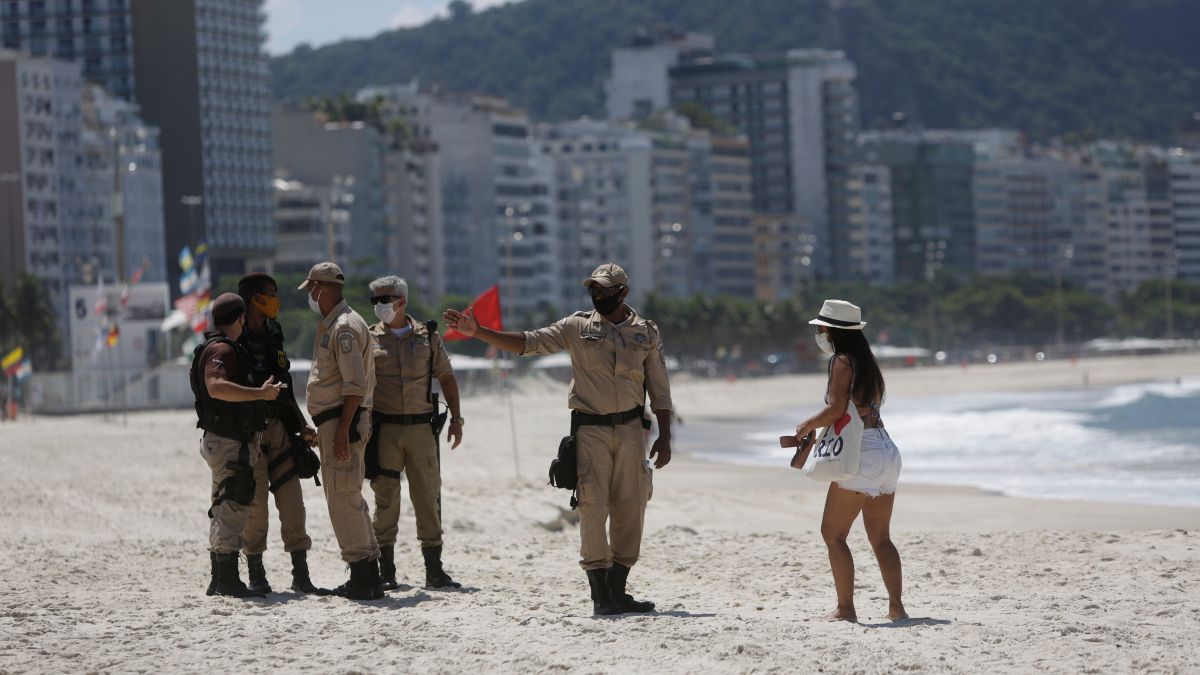 Forças de segurança fiscalizam o encerramento das praias no Rio de Janeiro
