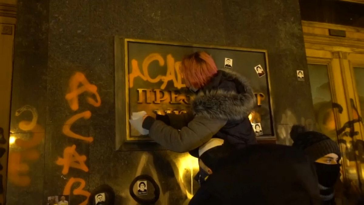 A placa da presidência a ser vandalizada em Kiev