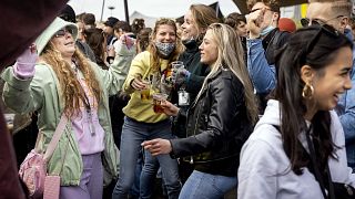 Des festivaliers participent à un festival de danse organisé pour tester des méthodes d'organisation d'événements en période de pandémie de coronavirus, Pays-Bas le 20 mars 21
