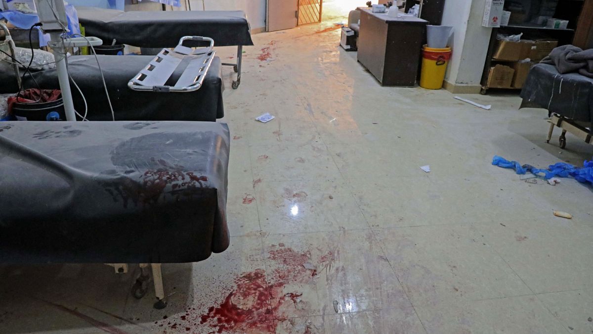 مشفى ميداني في قرية الأتارب بمحافظة حلب شمال سوريا في 21 آذار 2021 ، بعد استهدافه بقصف من قوات النظام.