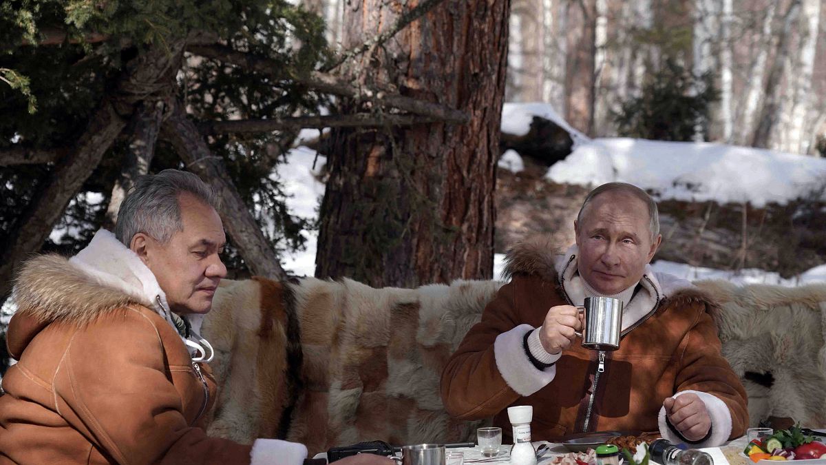 الرئيس الروسي فلاديمير بوتين رفقة وزير دفاعه سيرغي شويغو في التايغا السيبيرية 