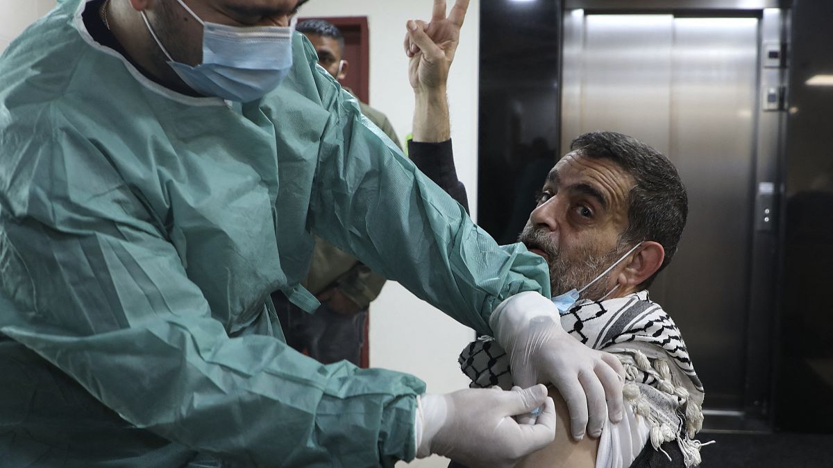تطعيم فلسطيني ضد كوفيد -19 في مستشفى الهلال الأحمر الفلسطيني في مدينة نابلس بالضفة الغربية.
