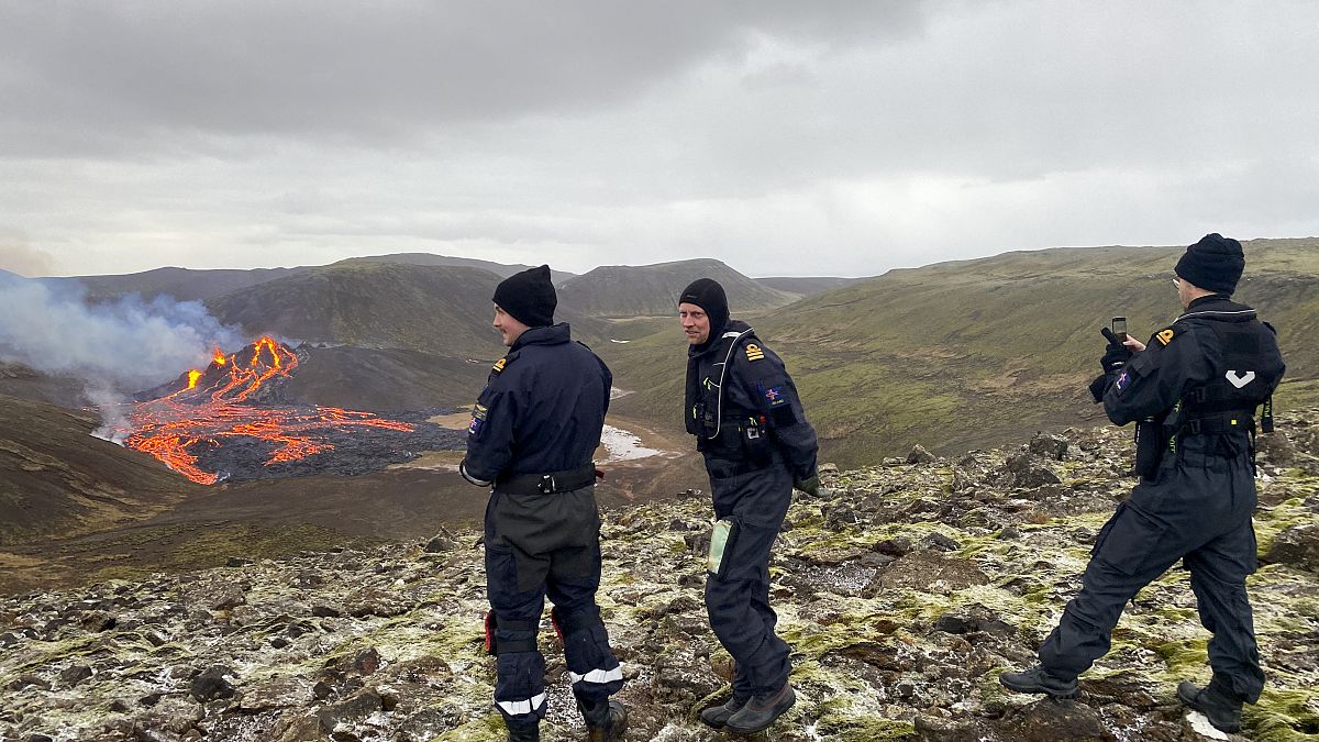 فرق الإنقاذ تتفقد أطراف بركان  فاجرادالسفيال الذي يقذف الحمم البركانية في أيسلندا.