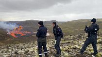 فرق الإنقاذ تتفقد أطراف بركان  فاجرادالسفيال الذي يقذف الحمم البركانية في أيسلندا.