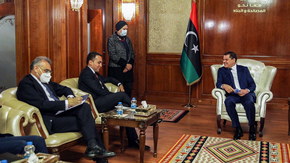 وزير الخارجية الإيطالي لويجي دي مايو  يلتقي برئيس الوزراء الليبي الجديد عبد الحميد دبيبة في العاصمة طرابلس في 21 مارس 2021.