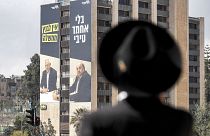  لوحة إعلانية انتخابية لحزب الليكود الإسرائيلي في الانتخابات العامة الإسرائيلية المقبلة على مبنى في القدس.