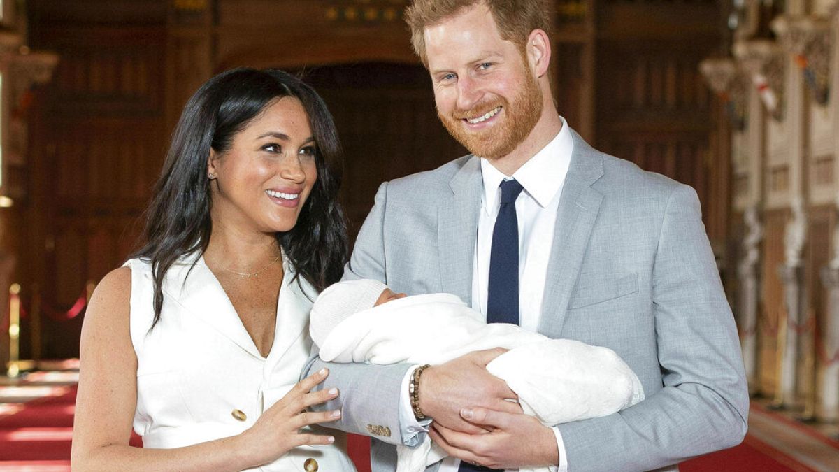 Harry és felesége, Meghan bemutatják a világnak Archie-t, elsőszülött fiukat