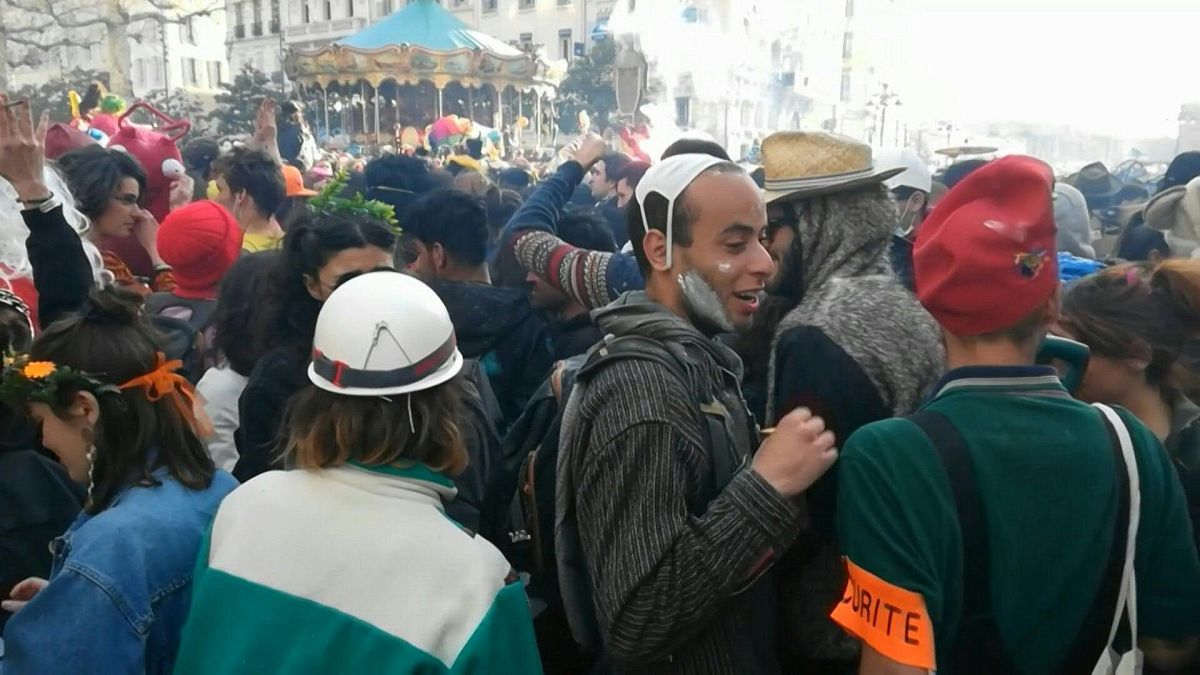 حوالي 6500 شخص يتحدون قيود الإغلاق في وسط مدينة مرسيليا للاحتفال بكرنفال.