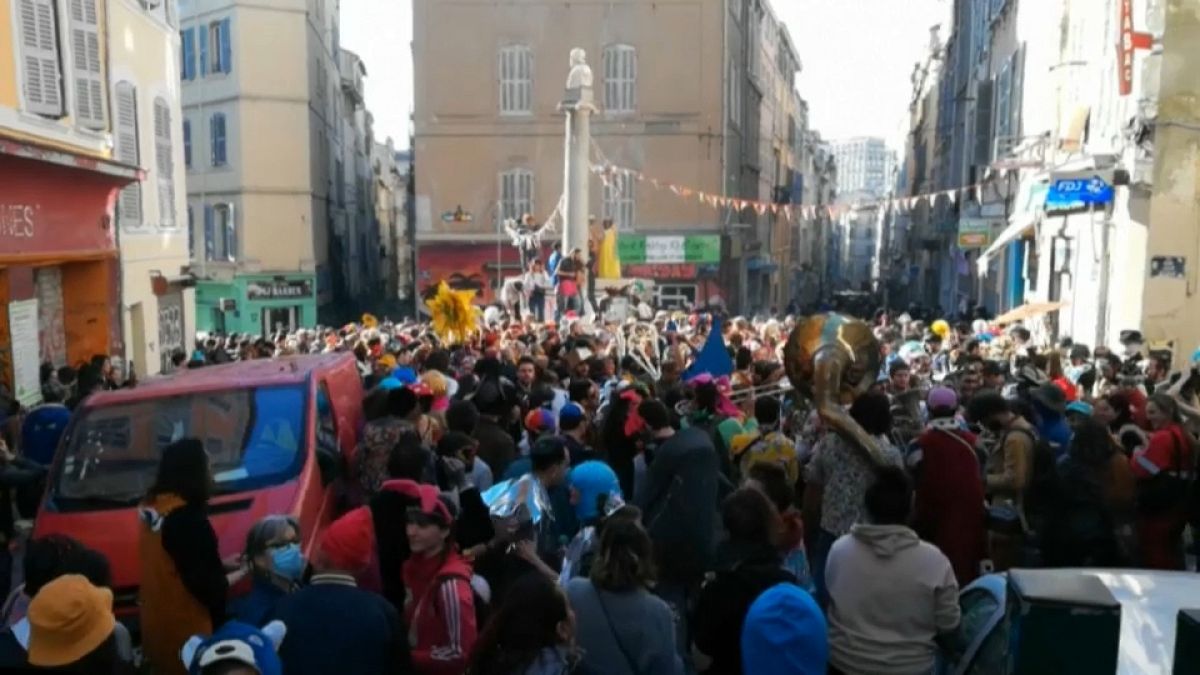Folla in piazza a Marsiglia per il Carnevale