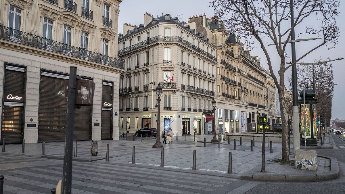 Весна на парижских улицах, но не радостны лица парижан: в городе введен новый, третий по счету, локдаун