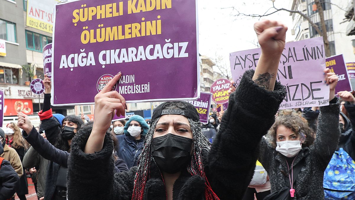 İstanbul Sözleşmesi'nden çekilme kararı sonrası pankart açan bir kadın eylemci