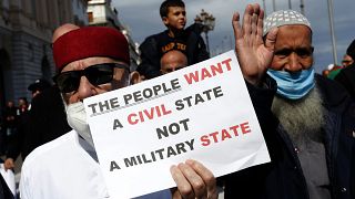  متظاهرون جزائريون خلال تظاهراتهم الأسبوعية المطالبة بالديمقراطية، 19 آذار / مارس 2021 في الجزائر العاصمة