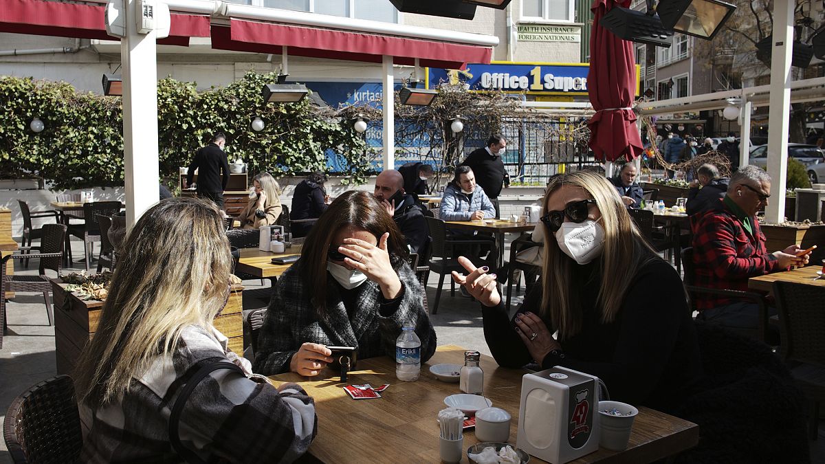 Ankara'da bir kafede oturan vatandaşlar 