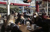 Ankara'da bir kafede oturan vatandaşlar
