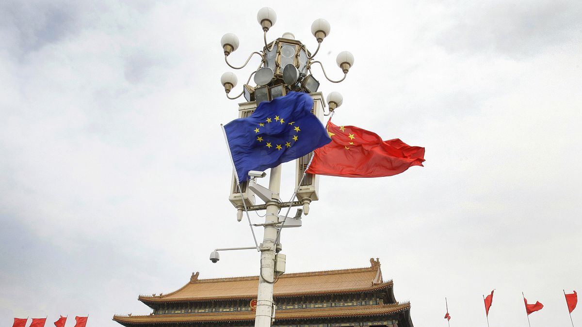 Çin'in başkenti Pekin'in Tiananmen Meydanı'nda asılı AB ve Çin bayrakları (arşiv)