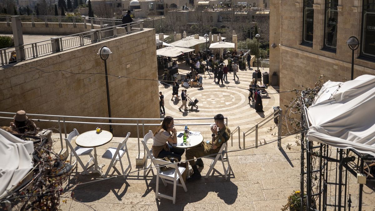 Vendégek egy jeruzsálemi étterem teraszán