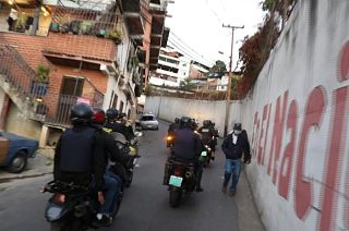 پلیس ونزوئلا با اسلحه بر اجرای محدودیت‌های کرونایی شهروندان نظارت می‌کند