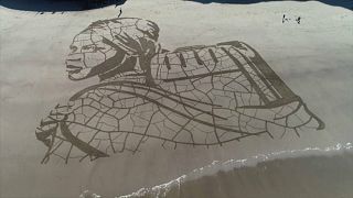 L'arte della sabbia per salvare l'acqua: la sensibilità degli artisti in riva al mare