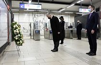 König Philippe legte in der Brüsseler U-Bahnstation Maelbeek einen Kranz nieder