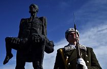 Солдат стоит у мемориального комплекса Хатынь.