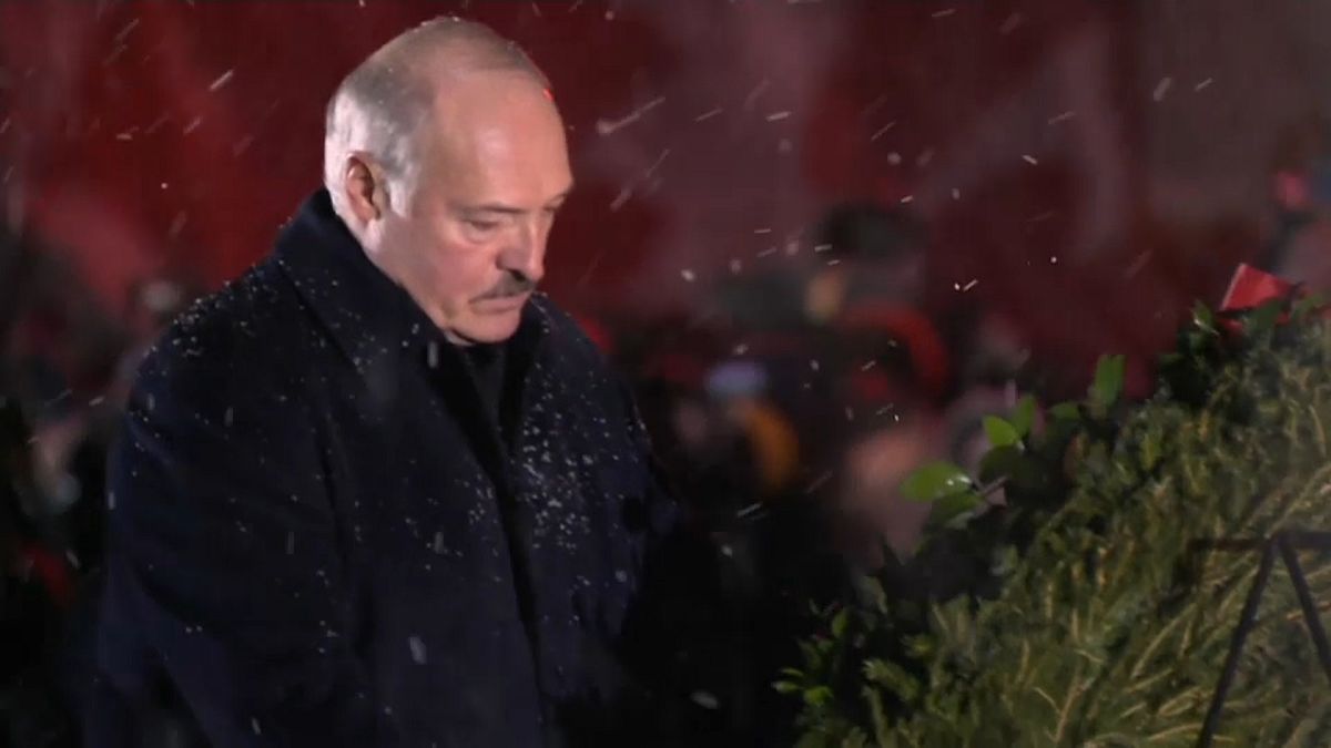 Präsident Alexander Lukaschenko bei der Kranzniederlegung in Chatyn
