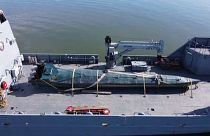 Das sichergestellte "Drogen-U-Boot" wurde auf ein Schiff verladen